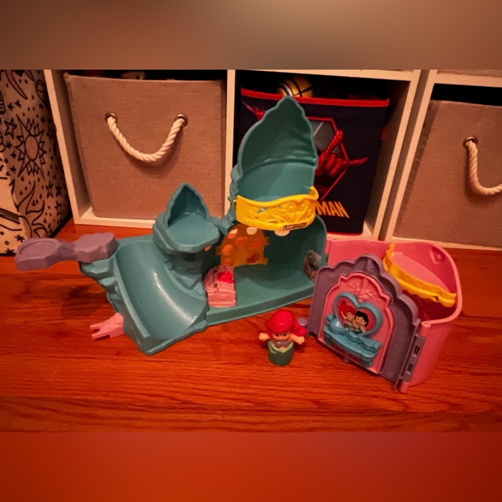 Disney Ariel's Undersea Castle Playset - Little People